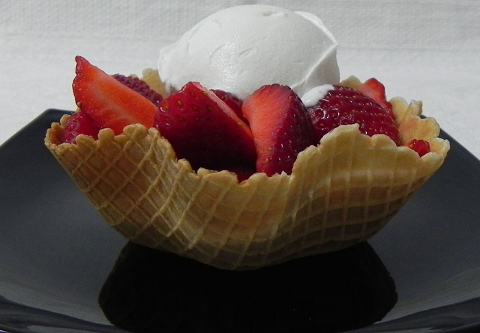 Cialda monoporzione a forma di ciotola con all'interno una pallina di gelato lavorato a mano.