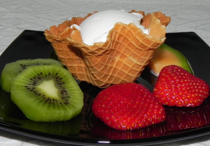 Minicialda a forma di ciotola con all'interno una pallina di gelato lavorato a mano.